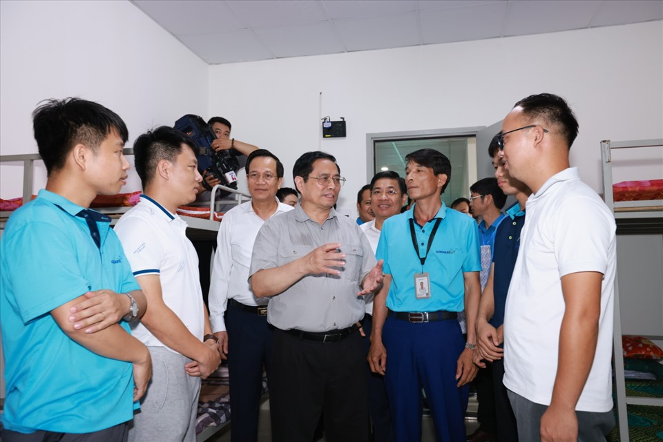 Thủ tướng căn dặn công nhân chăm chỉ làm việc, hỗ trợ gia đình