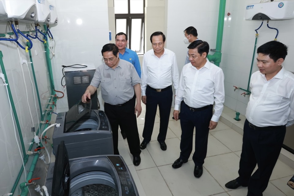 Thủ tướng căn dặn công nhân chăm chỉ làm việc, hỗ trợ gia đình