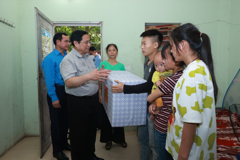 Thủ tướng căn dặn công nhân chăm chỉ làm việc, hỗ trợ gia đình