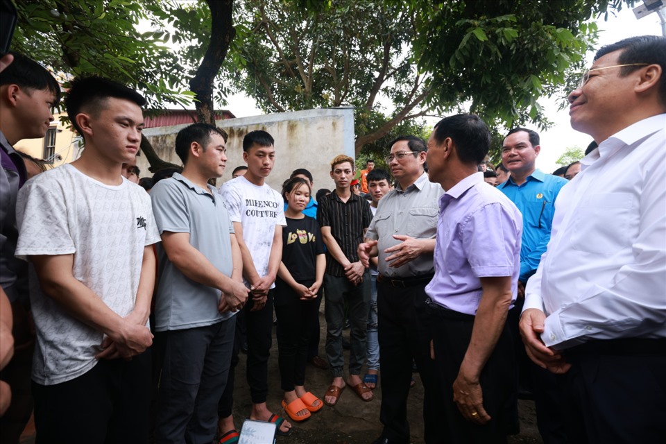 Thủ tướng căn dặn công nhân chăm chỉ làm việc, hỗ trợ gia đình