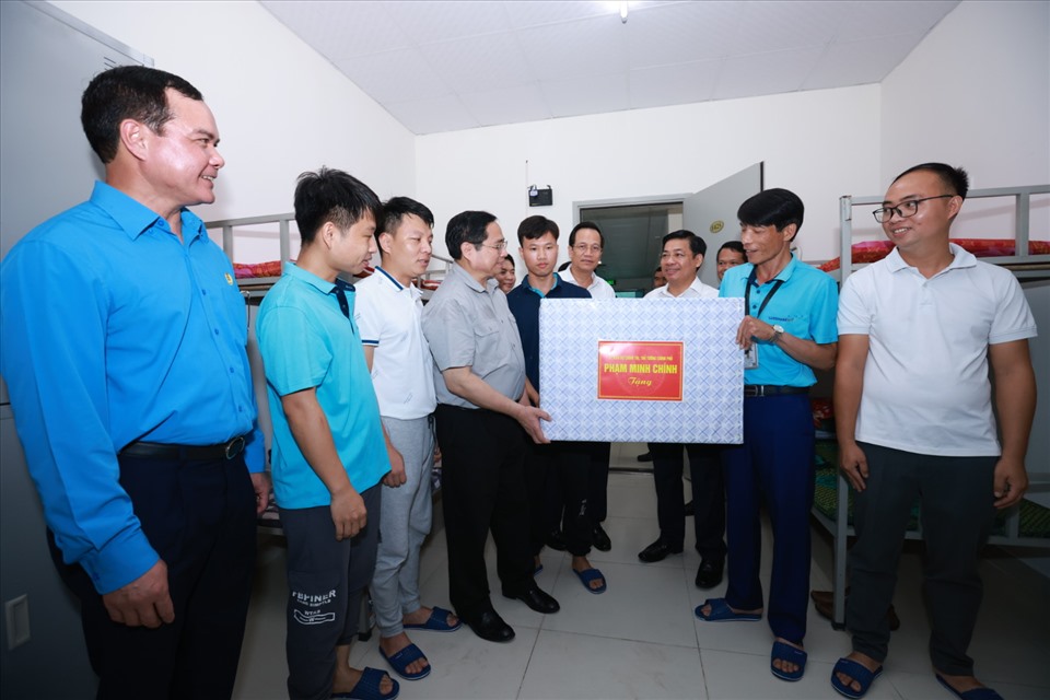 Thủ tướng căn dặn công nhân chăm chỉ làm việc, hỗ trợ gia đình