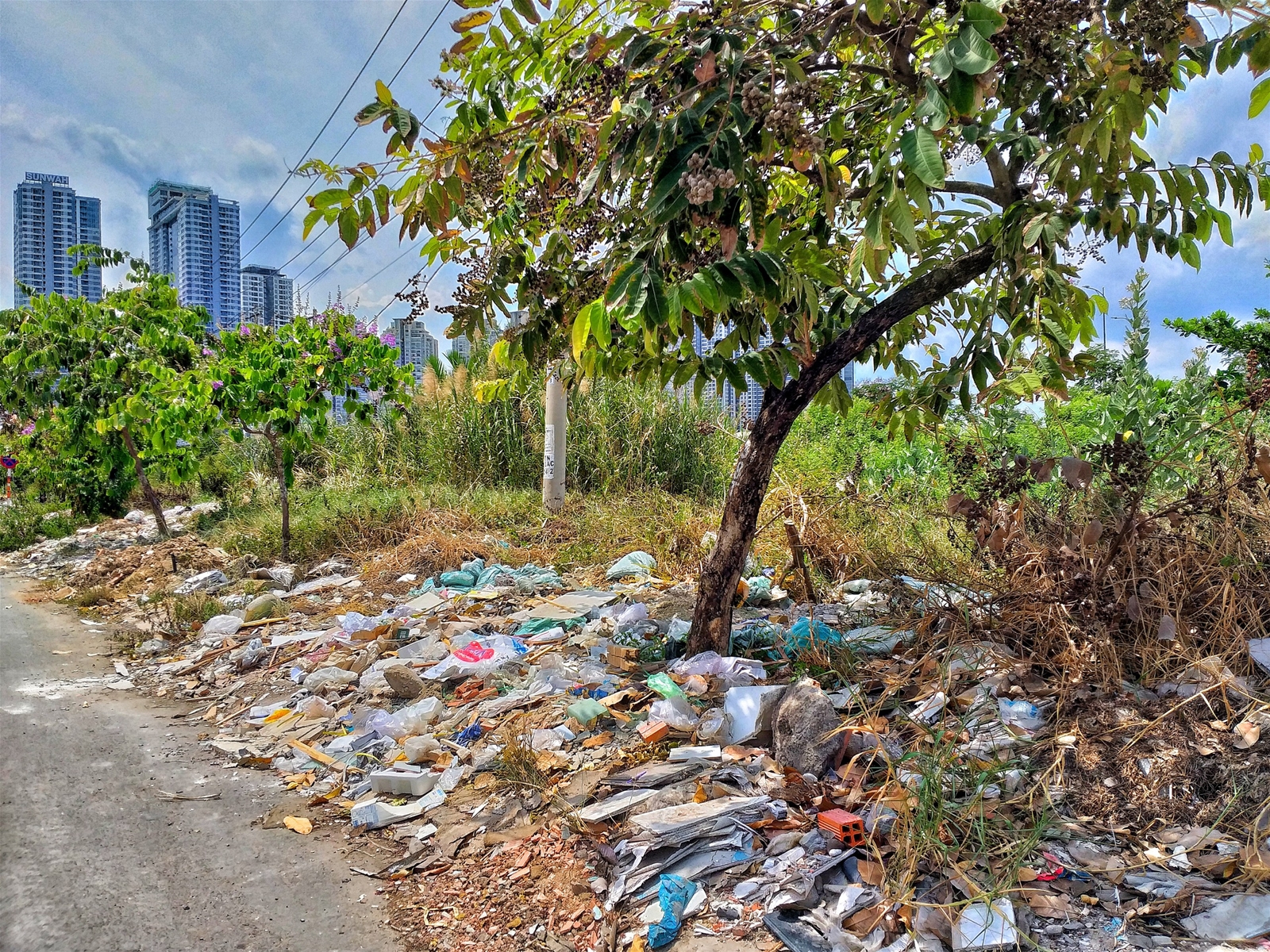 Rác thải bị "đổ lậu" ở khắp nới khó kiểm soát