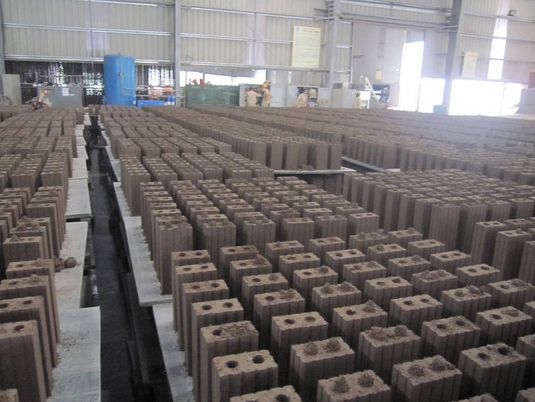 Sản xuất vật liệu xây dựng là một trong những đối tác tiêu thụ tro xỉ quan trọng của các đơn vị thành viên trong Tổng công ty Điện lực TKV