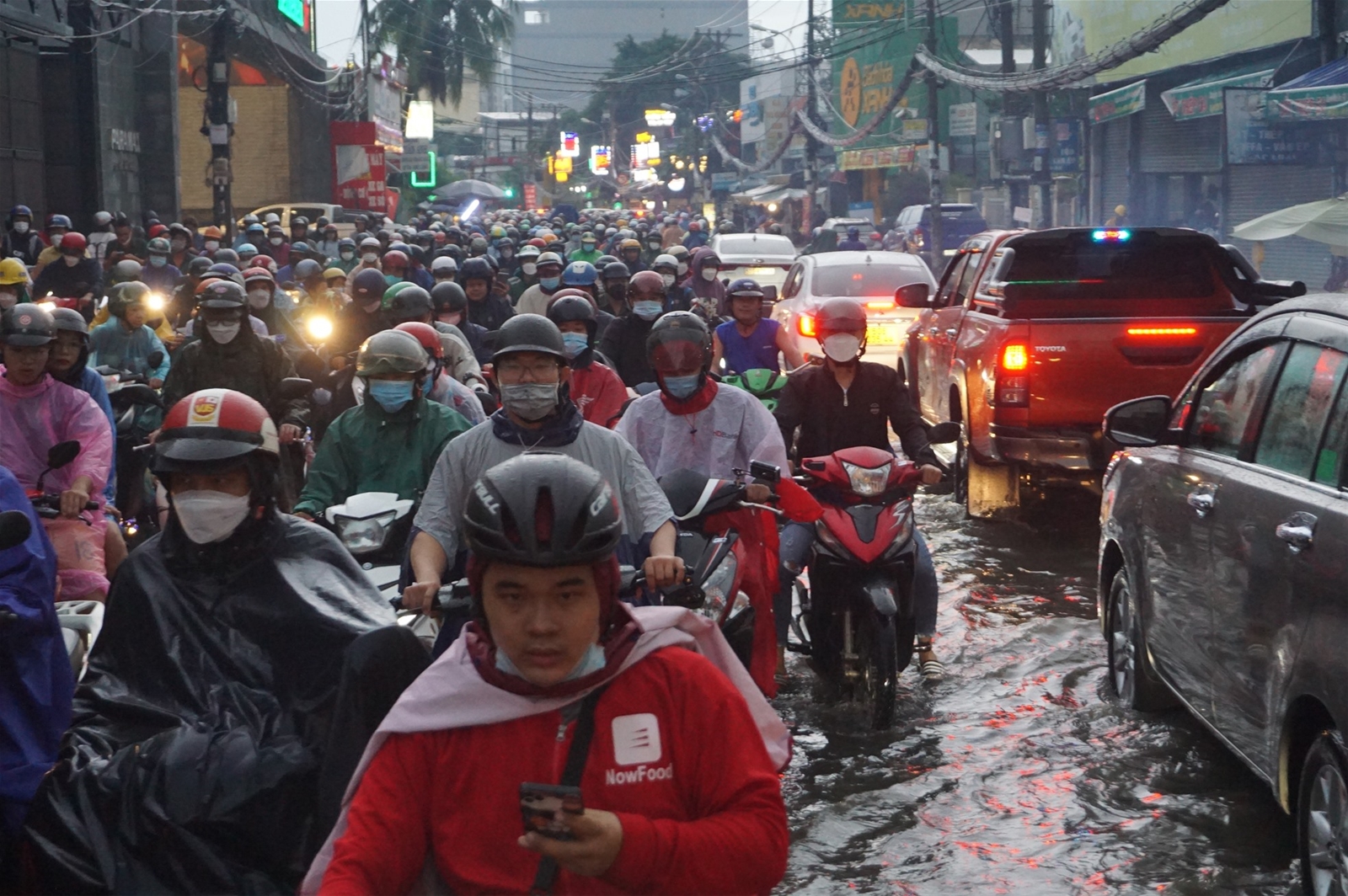 TPHCM mưa lớn giờ tan tầm, nhiều tuyến đường lại hóa thành sông
