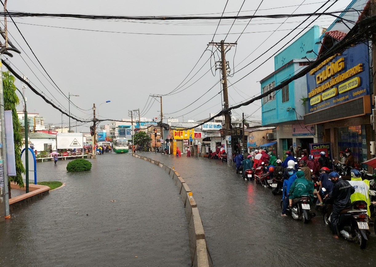Người dân TPHCM lội biển nước mênh mông về nhà sau mưa lớn