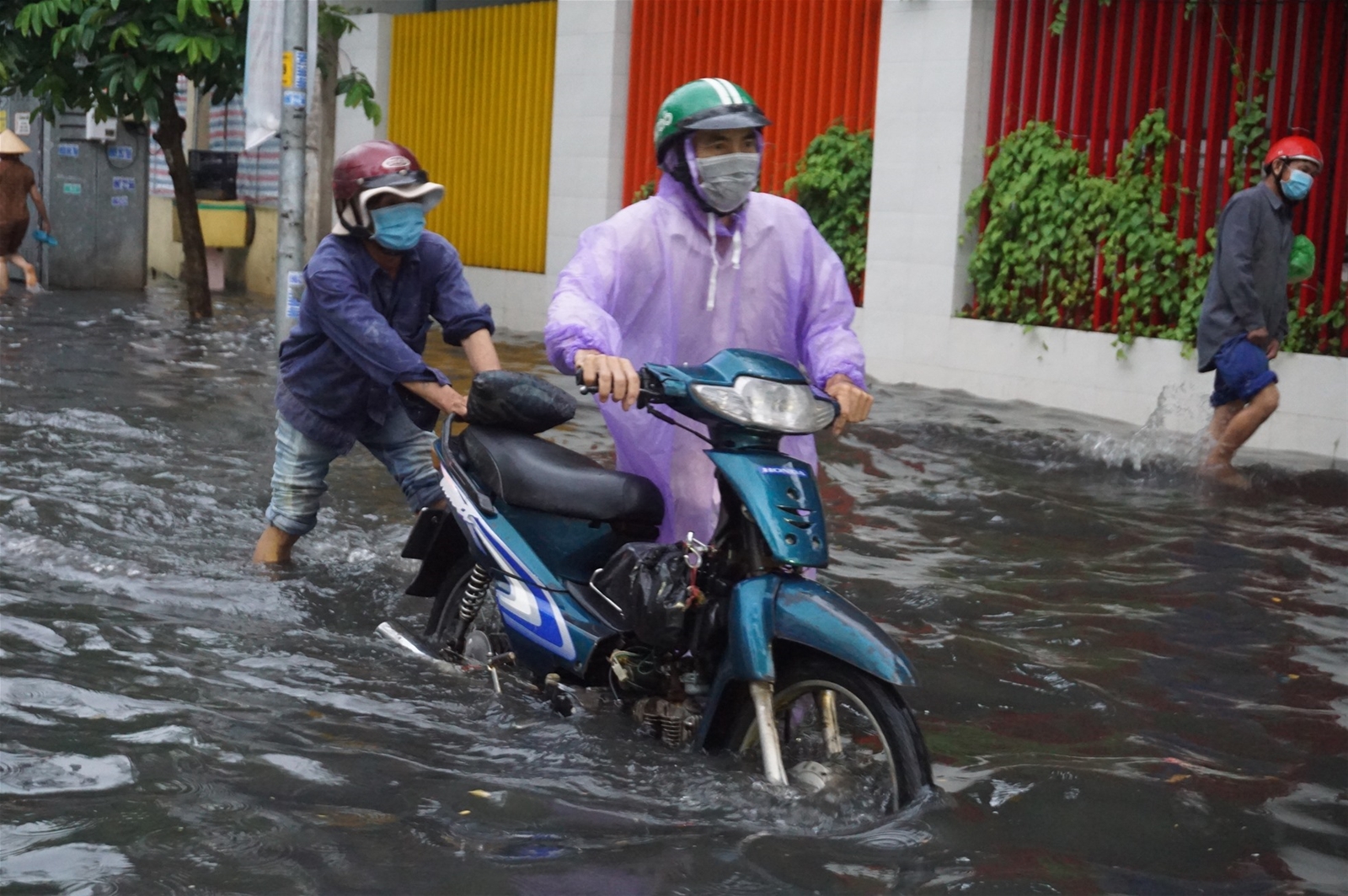 Người dân TPHCM lội biển nước mênh mông về nhà sau mưa lớn