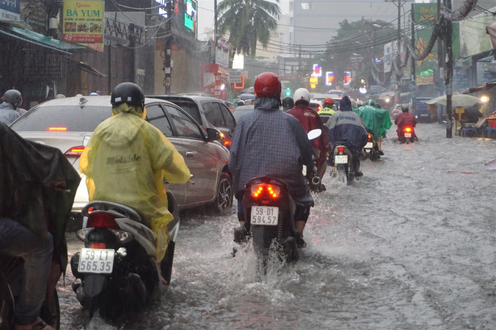 TPHCM mưa lớn giờ tan tầm, nhiều tuyến đường lại hóa thành sông