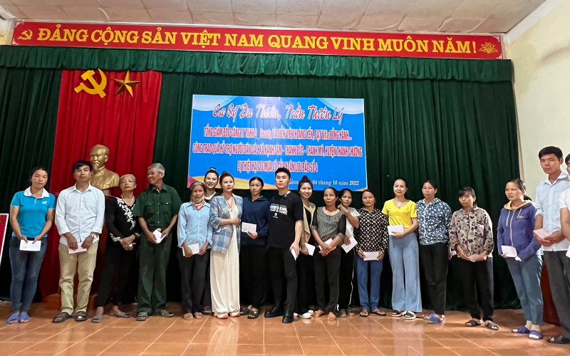 Các mạnh thường quân trao quà hỗ trợ người dân miền Trung sau bão Noru