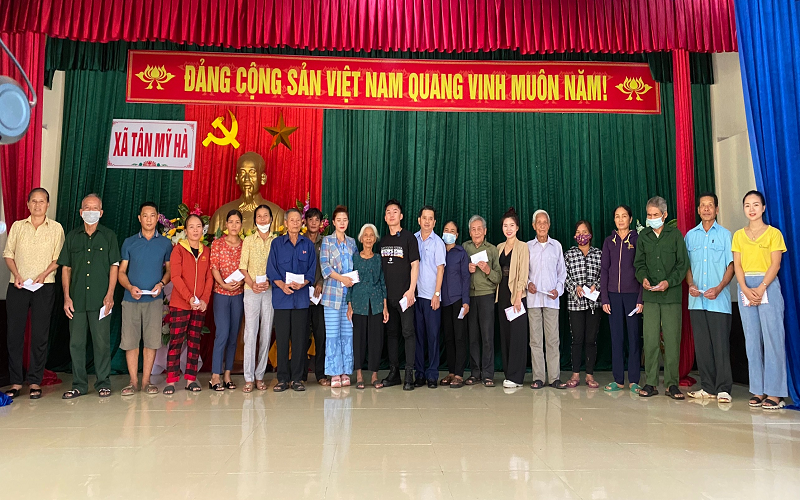Các mạnh thường quân trao quà hỗ trợ người dân miền Trung sau bão Noru
