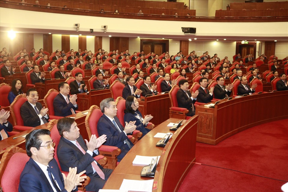 Bế mạc Hội nghị Trung ương lần thứ 5: Thông qua nhiều nội dung quan trọng