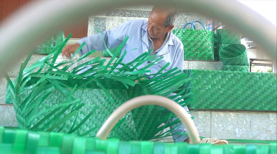 Cụ ông U80 biến rác thành đồ dùng hữu ích, khách đặt mua phải chờ