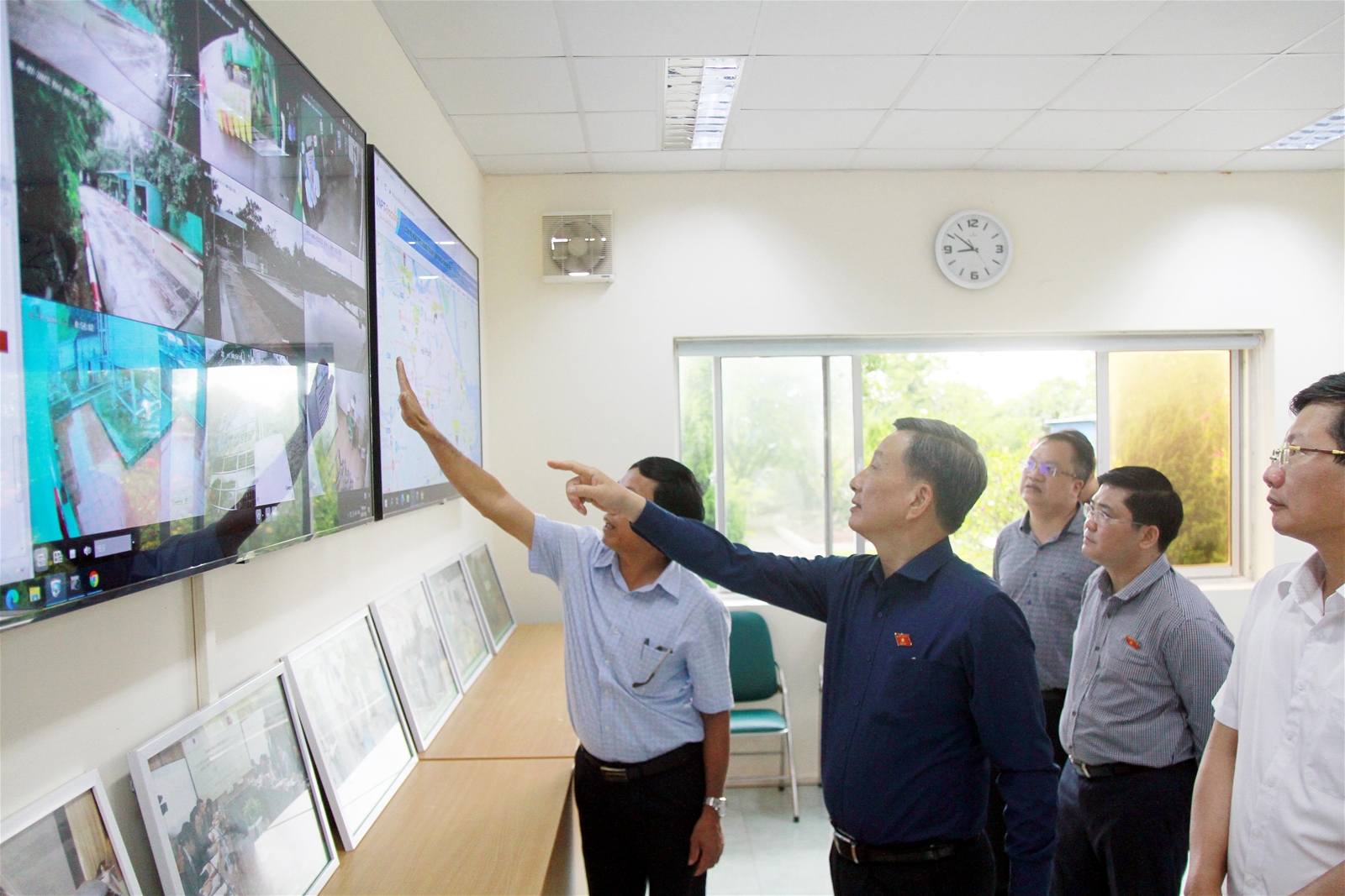 Đoàn công tác thăm phòng điều hành khu xử lý chất thải rắn Tràng Cát, quận Hải An