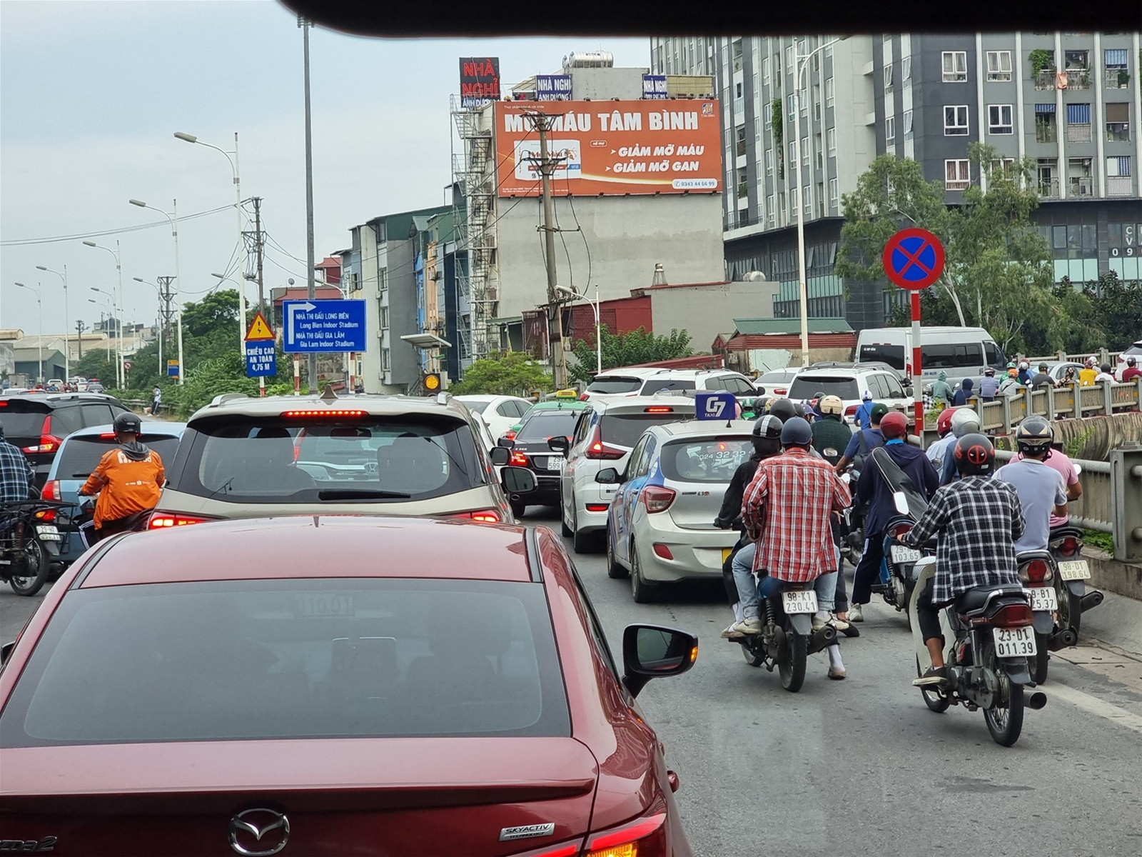 Người dân rời thành phố, cửa ngõ Hà Nội ùn tắc kéo dài trước ngày nghỉ lễ