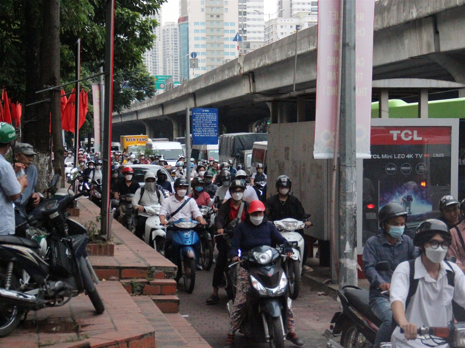 Người dân rời thành phố, cửa ngõ Hà Nội ùn tắc kéo dài trước ngày nghỉ lễ