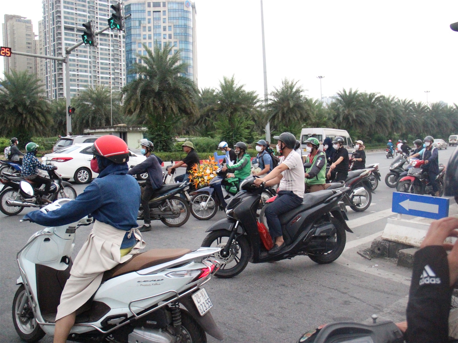 Người dân rời thành phố, cửa ngõ Hà Nội ùn tắc kéo dài trước ngày nghỉ lễ