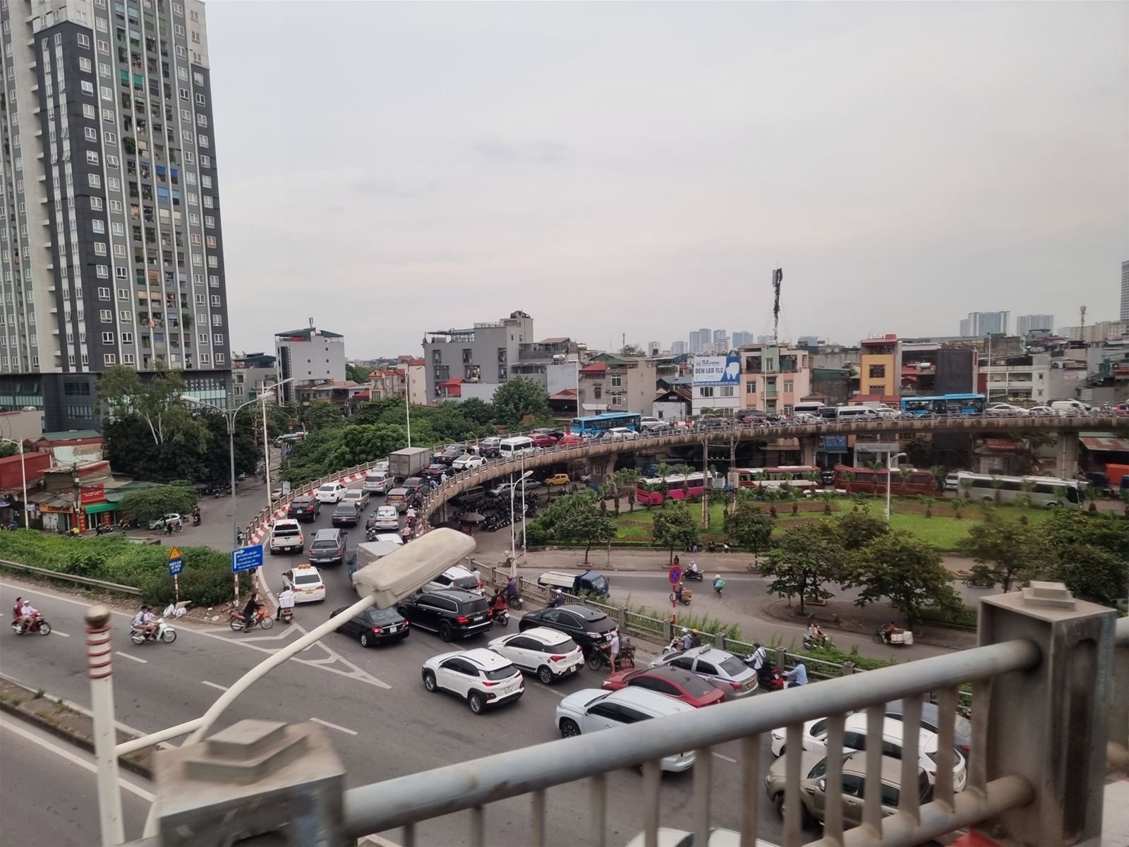 Người dân rời thành phố, cửa ngõ Hà Nội ùn tắc kéo dài trước ngày nghỉ lễ
