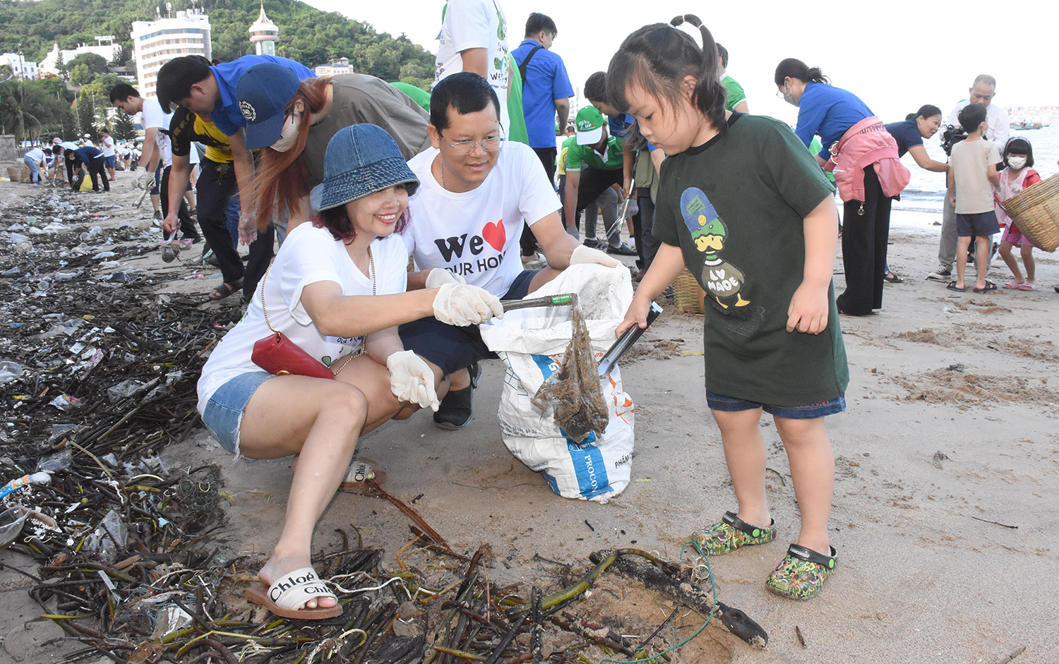 Thu gom 40 tấn rác đại dương