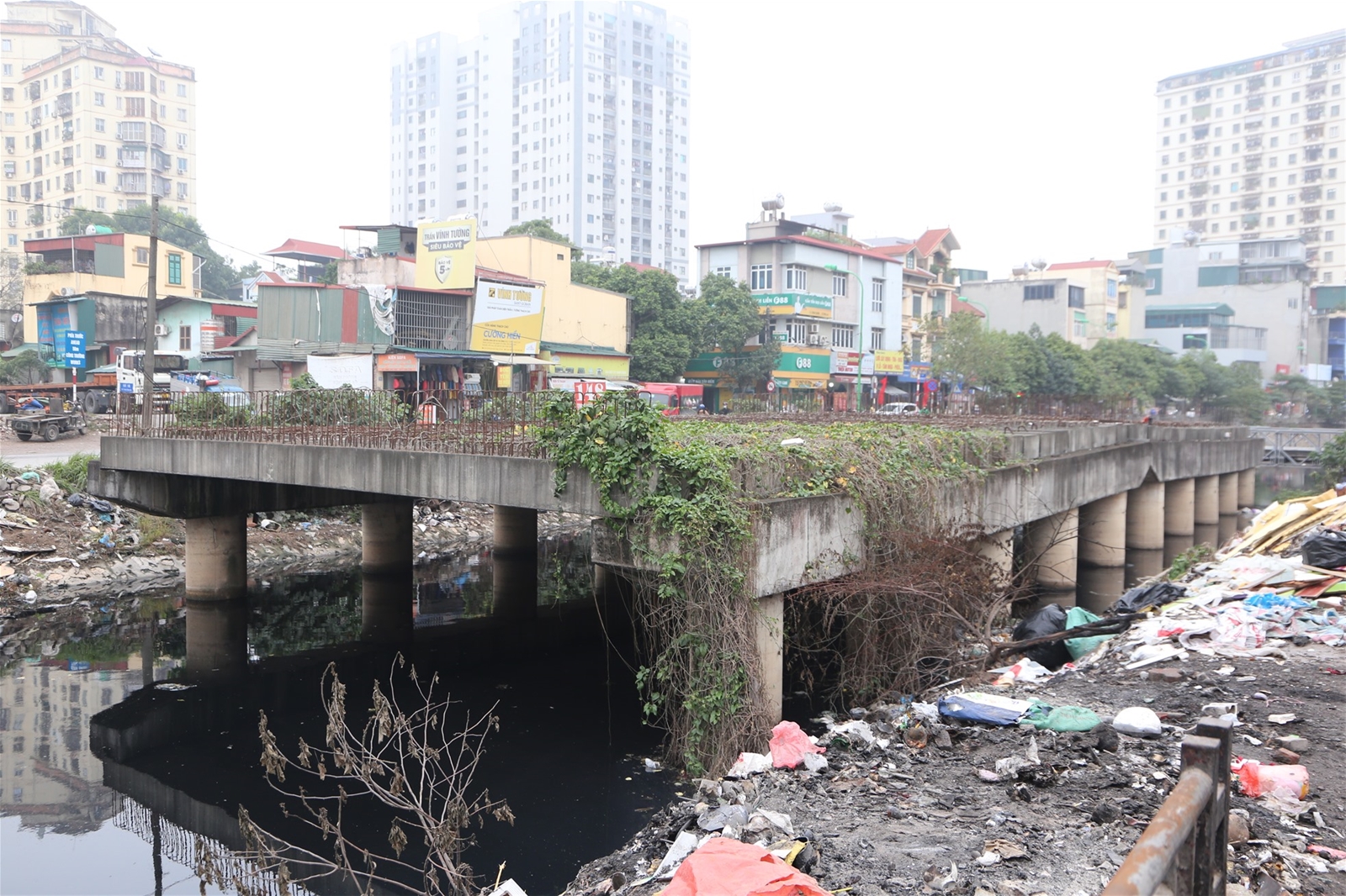 Vành đai 2,5 Hà Nội ì ạch, ngập rác thải, người dân ngóng chờ ngày thi công