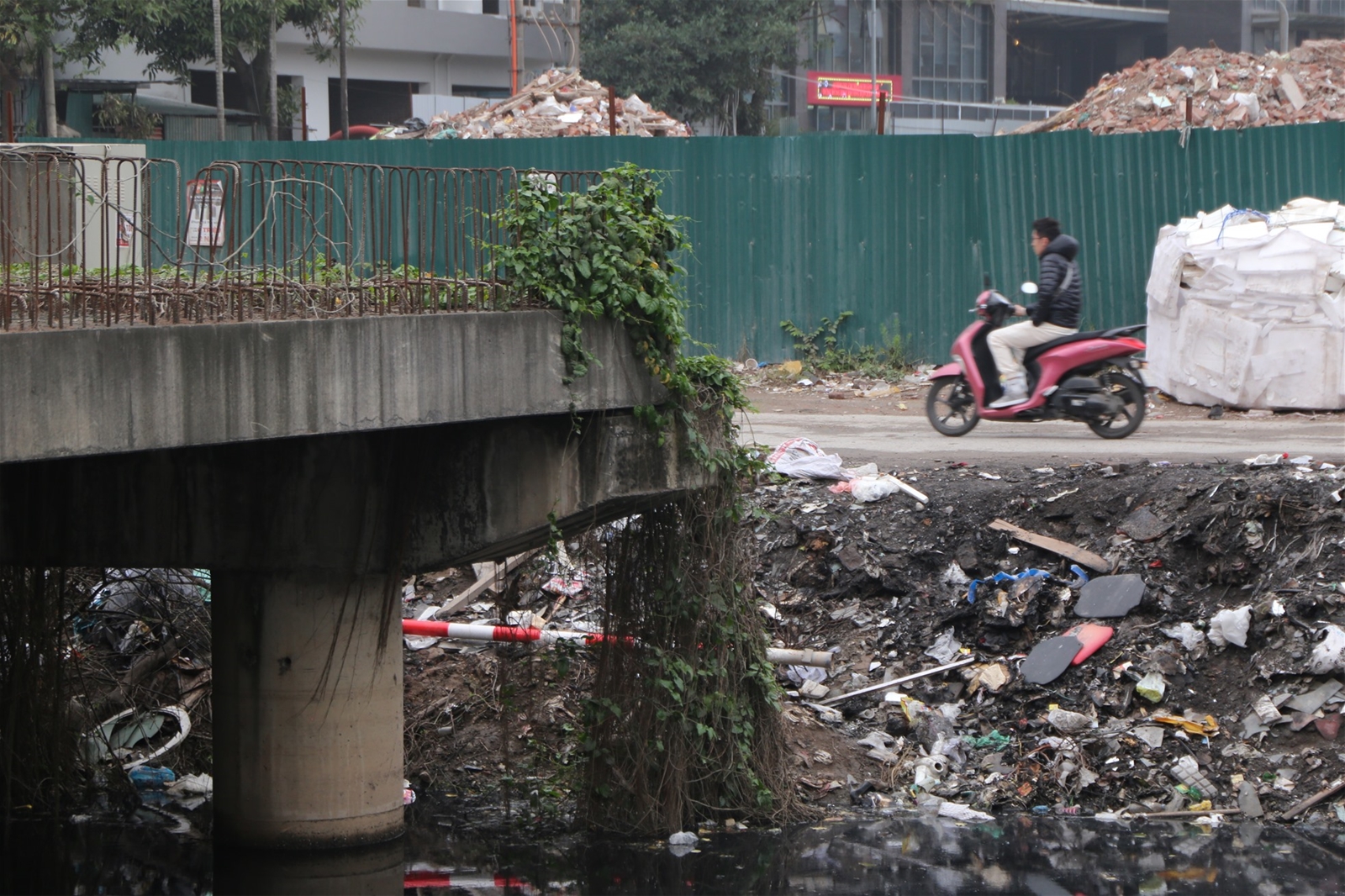 Vành đai 2,5 Hà Nội ì ạch, ngập rác thải, người dân ngóng chờ ngày thi công