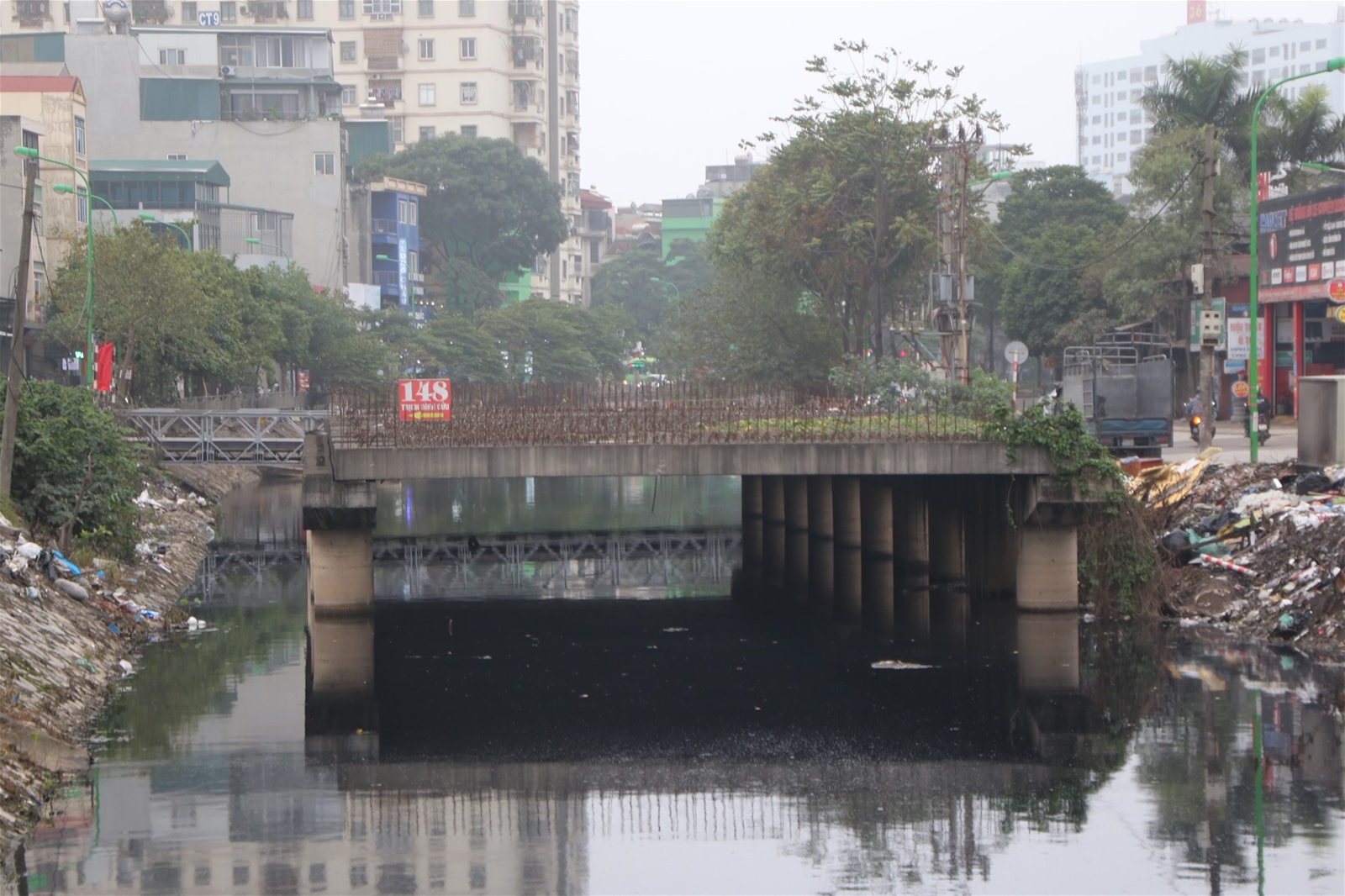 Vành đai 2,5 Hà Nội ì ạch, ngập rác thải, người dân ngóng chờ ngày thi công