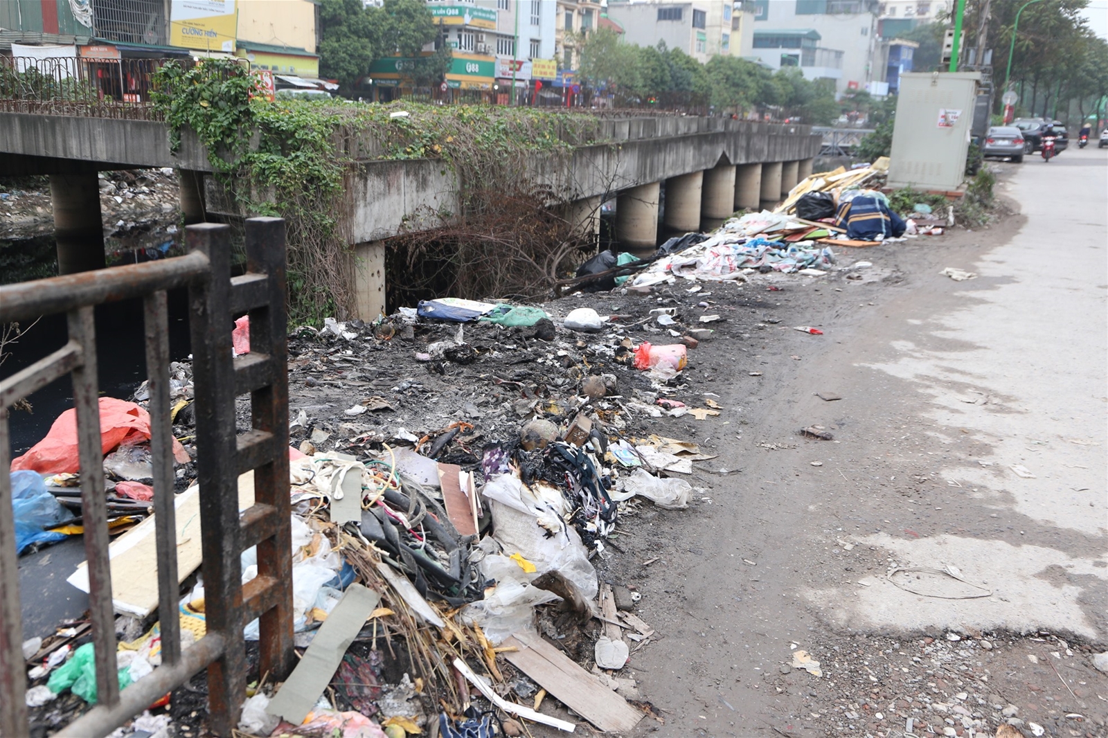Vành đai 2,5 Hà Nội ì ạch, ngập rác thải, người dân ngóng chờ ngày thi công