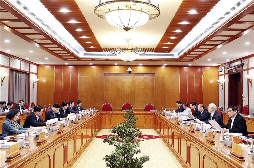 Bộ Chính trị có thẩm quyền trình T.Ư những vấn đề lớn về công tác cán bộ