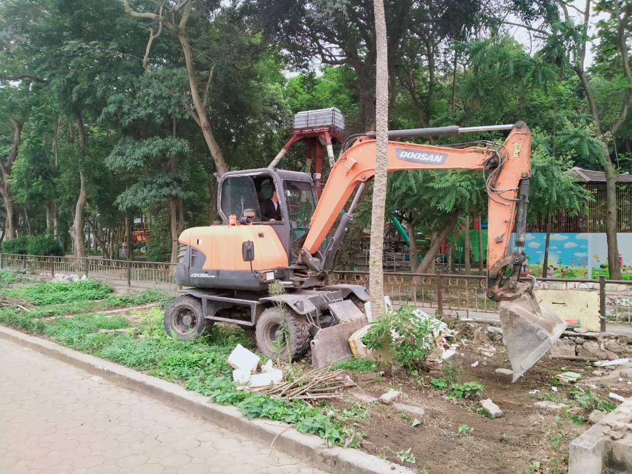 Hà Nội: Dọn rác thải, xanh hoá khu vực hồ Linh Đàm