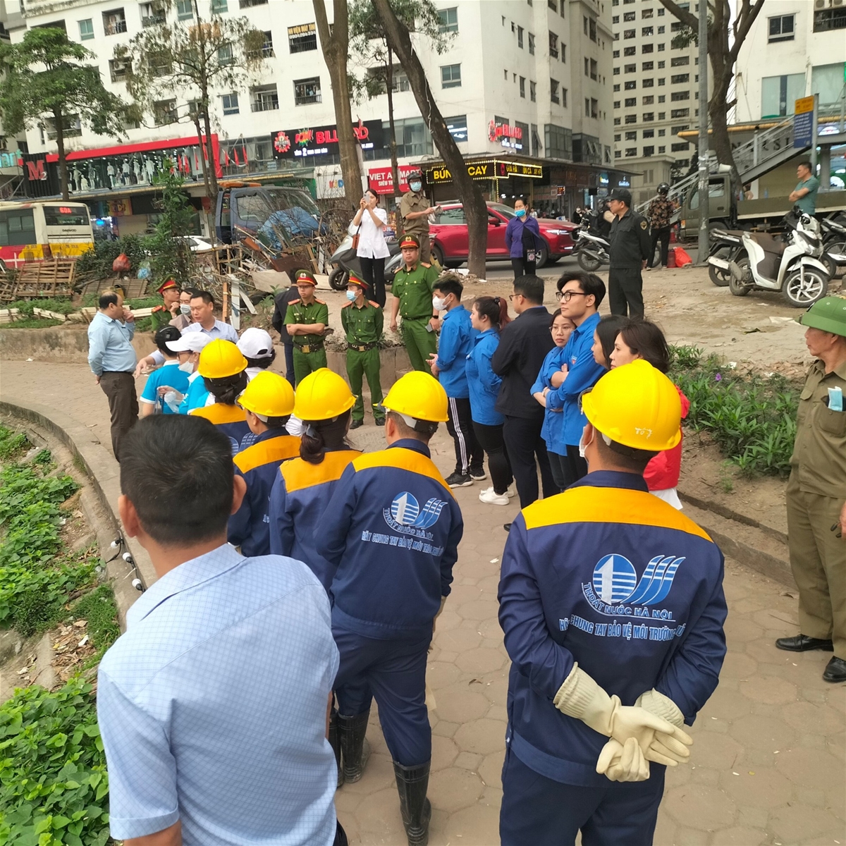 Hà Nội: Dọn rác thải, xanh hoá khu vực hồ Linh Đàm