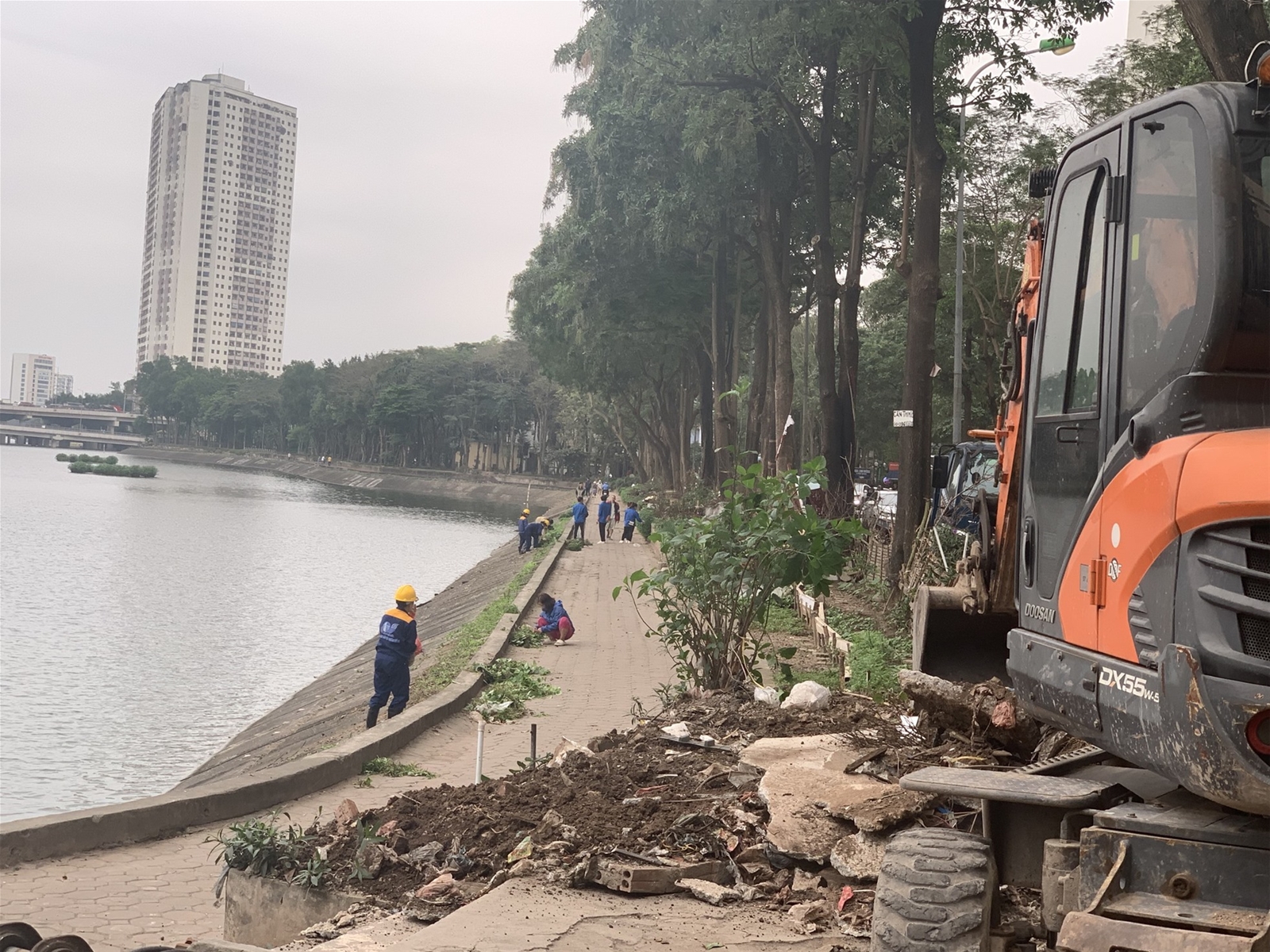Hà Nội: Dọn rác thải, xanh hoá khu vực hồ Linh Đàm
