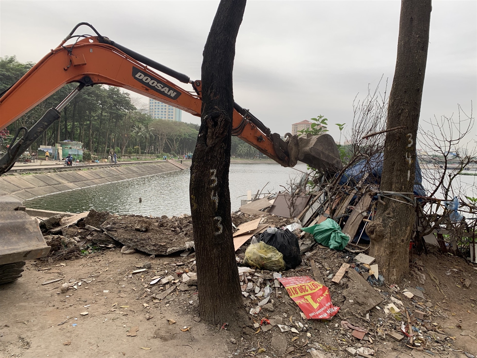 Hà Nội: Dọn rác thải, xanh hoá khu vực hồ Linh Đàm
