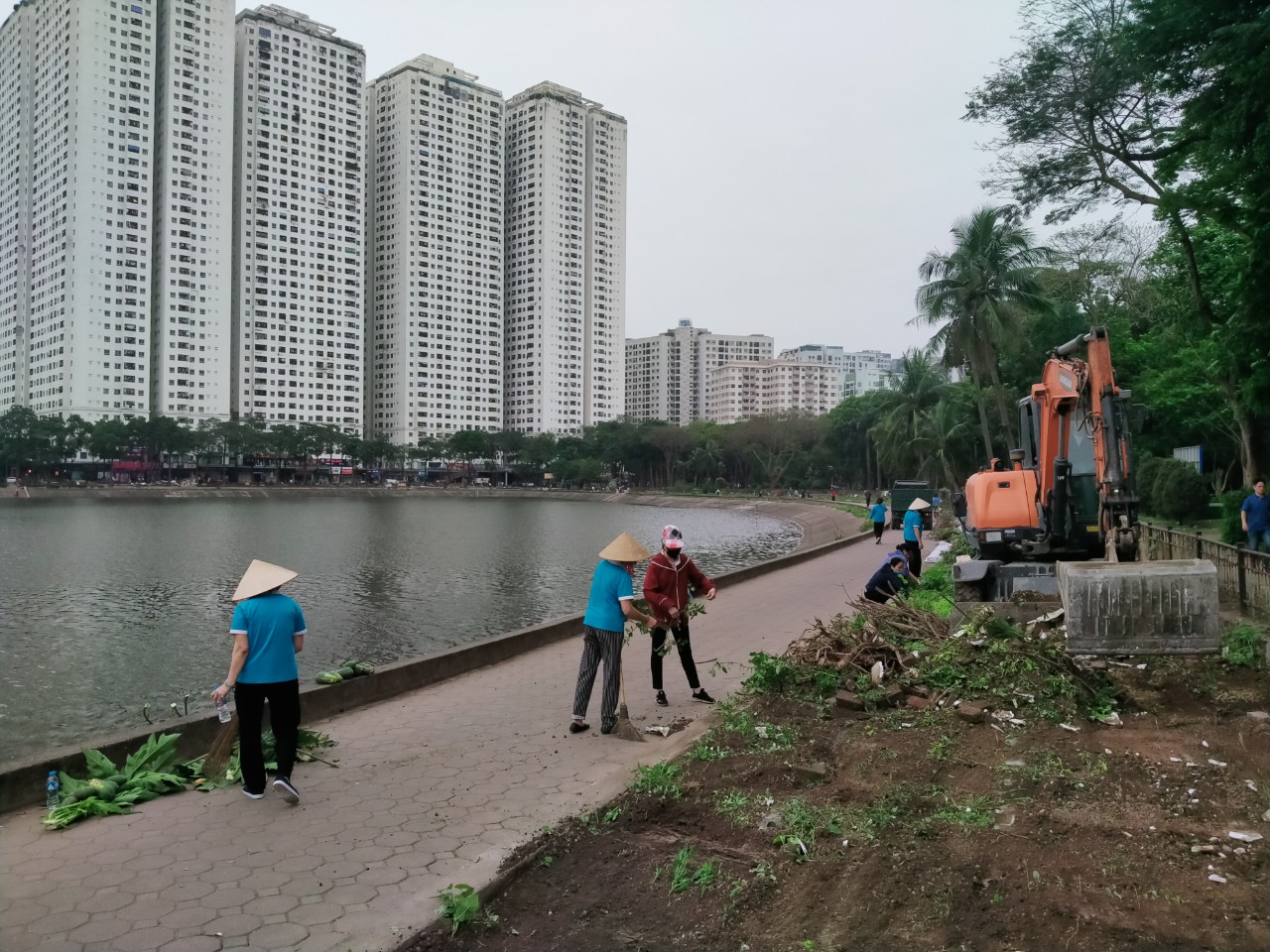 Hà Nội: Dọn rác thải, xanh hoá khu vực hồ Linh Đàm