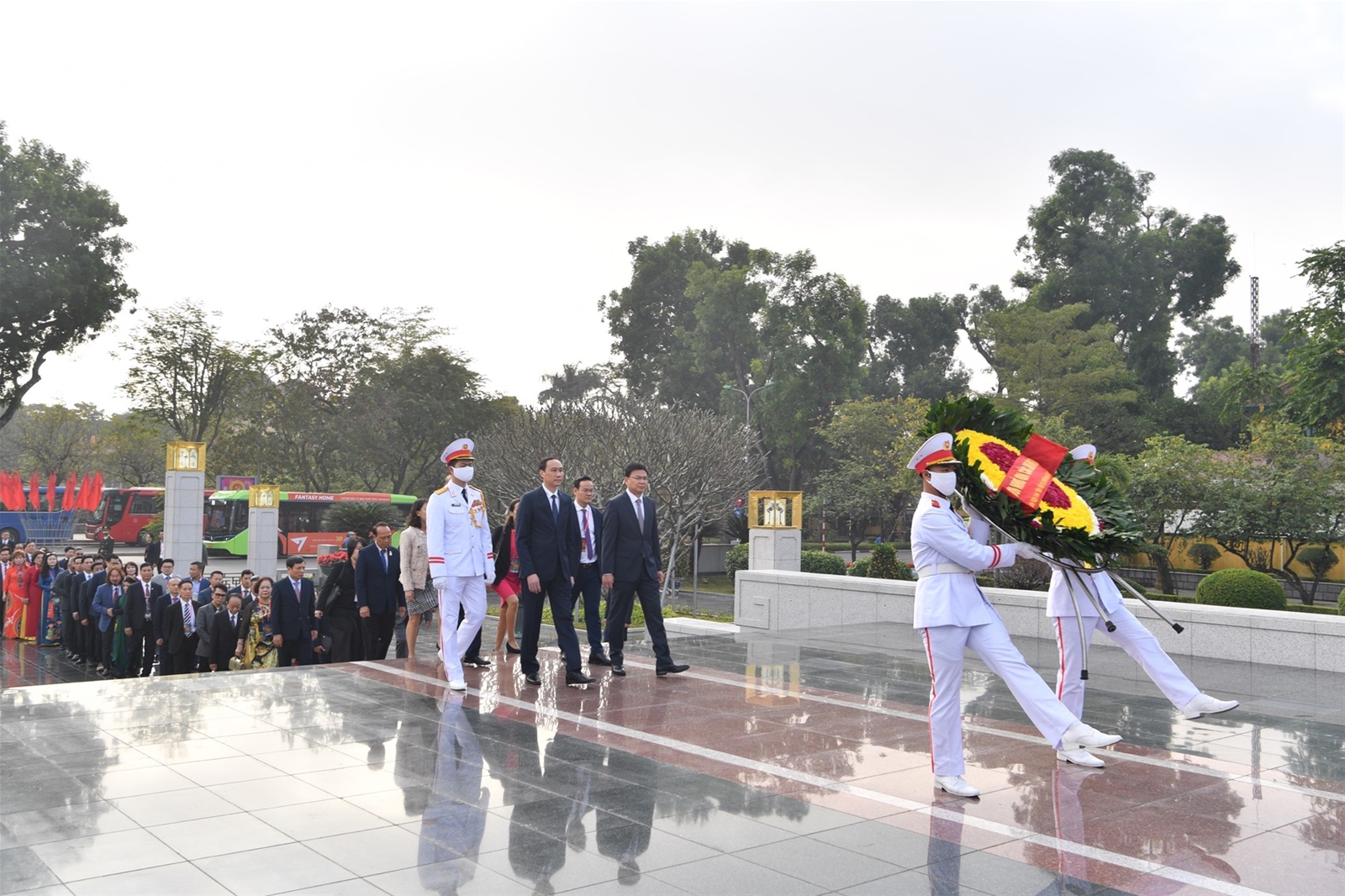 Chủ tịch nước và Phu nhân dâng hương, thả cá cùng kiều bào dự Xuân Quê hương