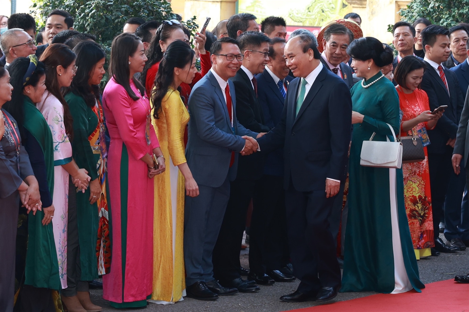 Chủ tịch nước và Phu nhân dâng hương, thả cá cùng kiều bào dự Xuân Quê hương