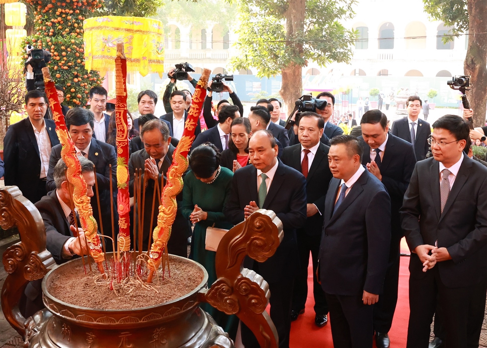 Chủ tịch nước và Phu nhân dâng hương, thả cá cùng kiều bào dự Xuân Quê hương