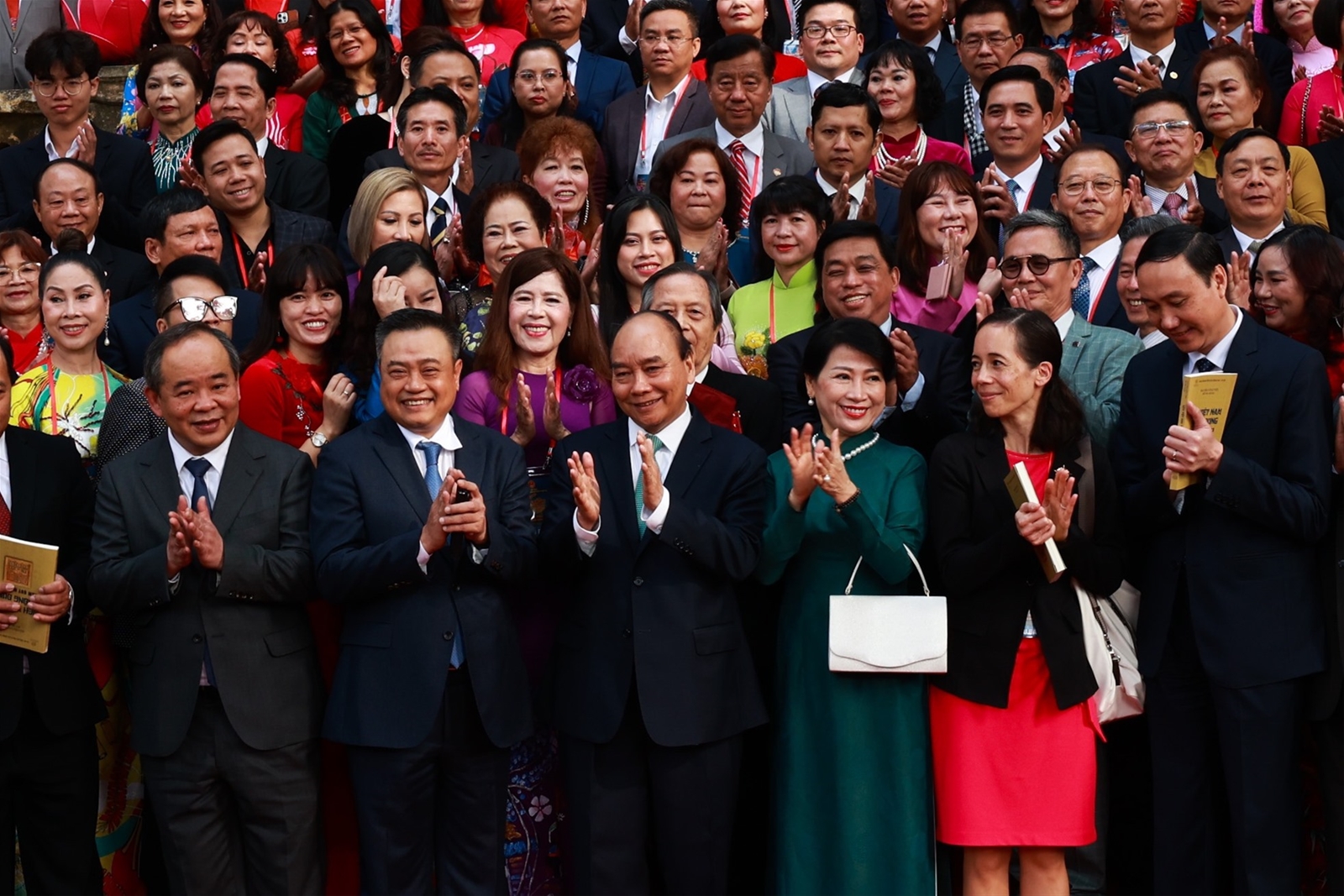 Chủ tịch nước và Phu nhân dâng hương, thả cá cùng kiều bào dự Xuân Quê hương