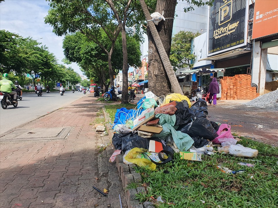 TP.Hồ Chí Minh: Rác bủa vây từ đường phố đến kênh rạch