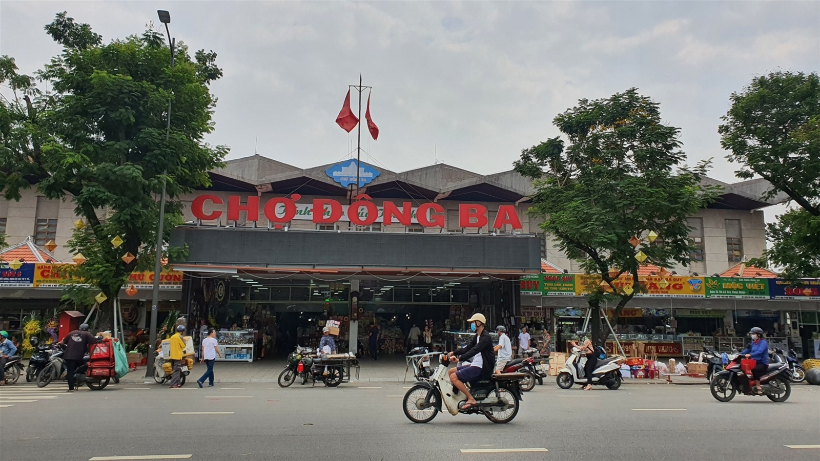 Tất bật dọn dẹp bùn đất sau mưa lũ, chuẩn bị đón bão số 6