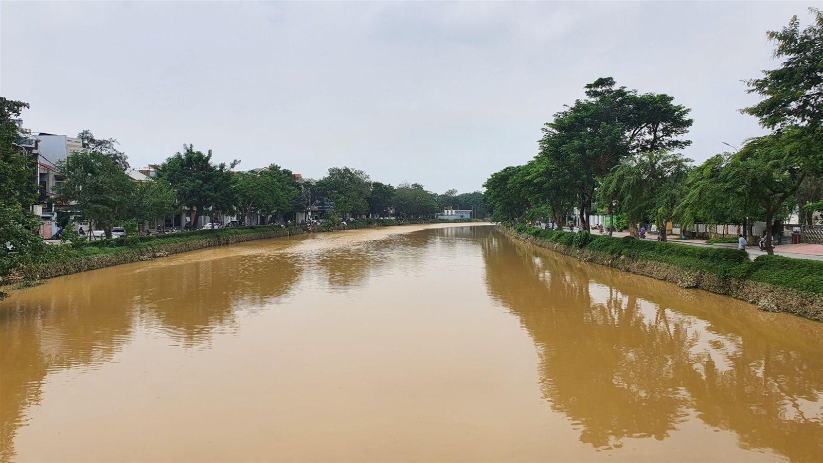 Tất bật dọn dẹp bùn đất sau mưa lũ, chuẩn bị đón bão số 6