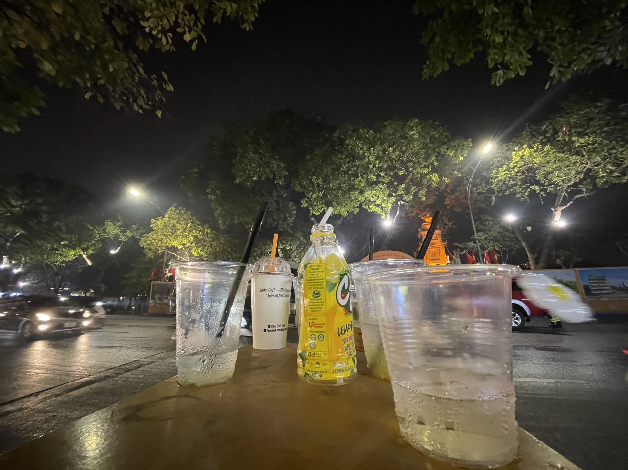 Sau giao thừa, phố đi bộ hồ Gươm tràn ngập rác