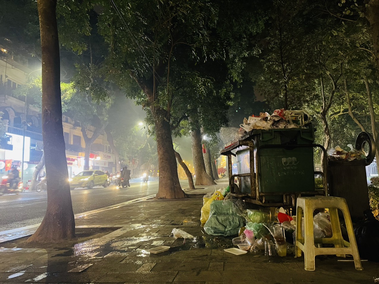 Sau giao thừa, phố đi bộ hồ Gươm tràn ngập rác