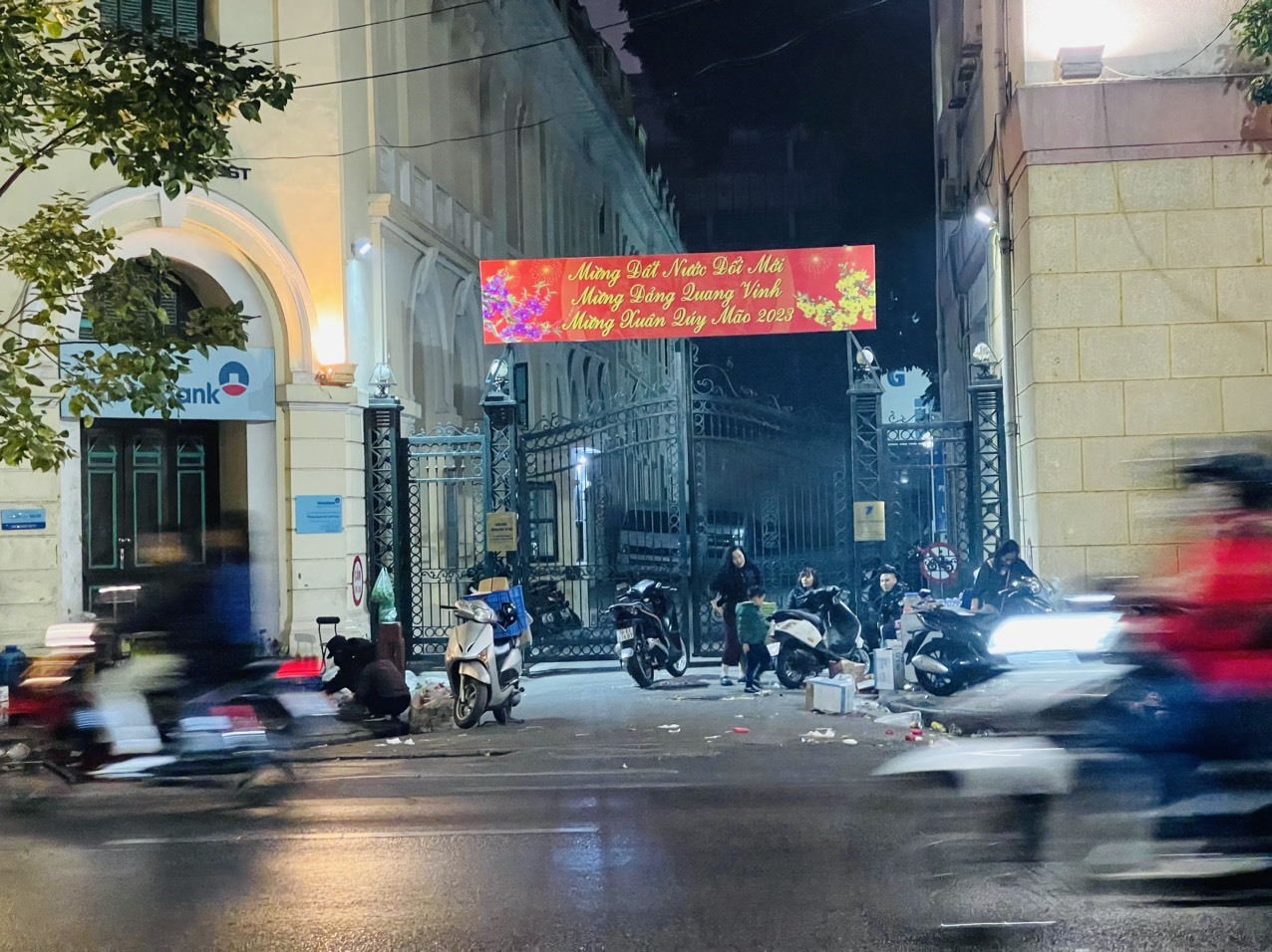 Sau giao thừa, phố đi bộ hồ Gươm tràn ngập rác