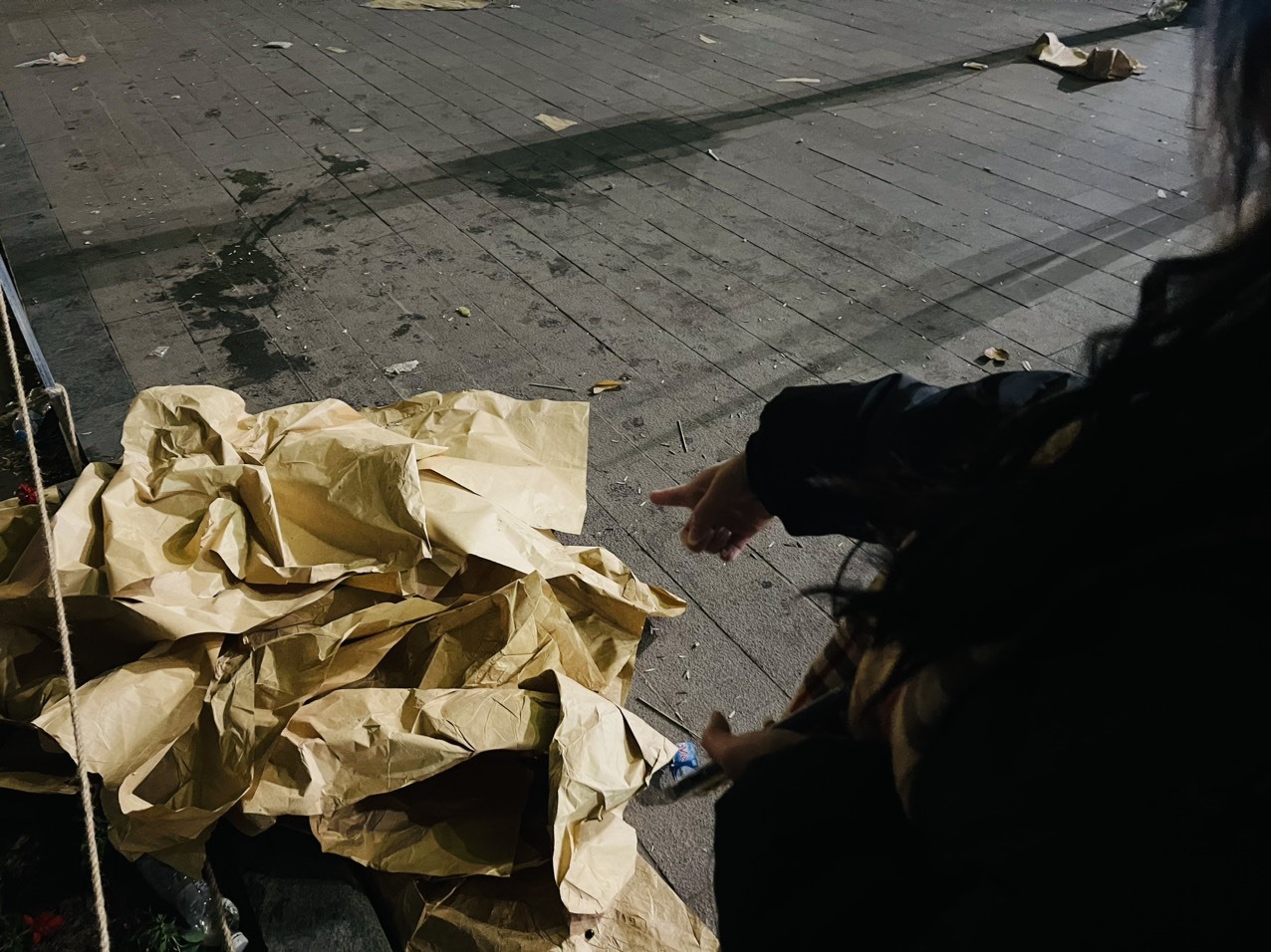 Sau giao thừa, phố đi bộ hồ Gươm tràn ngập rác