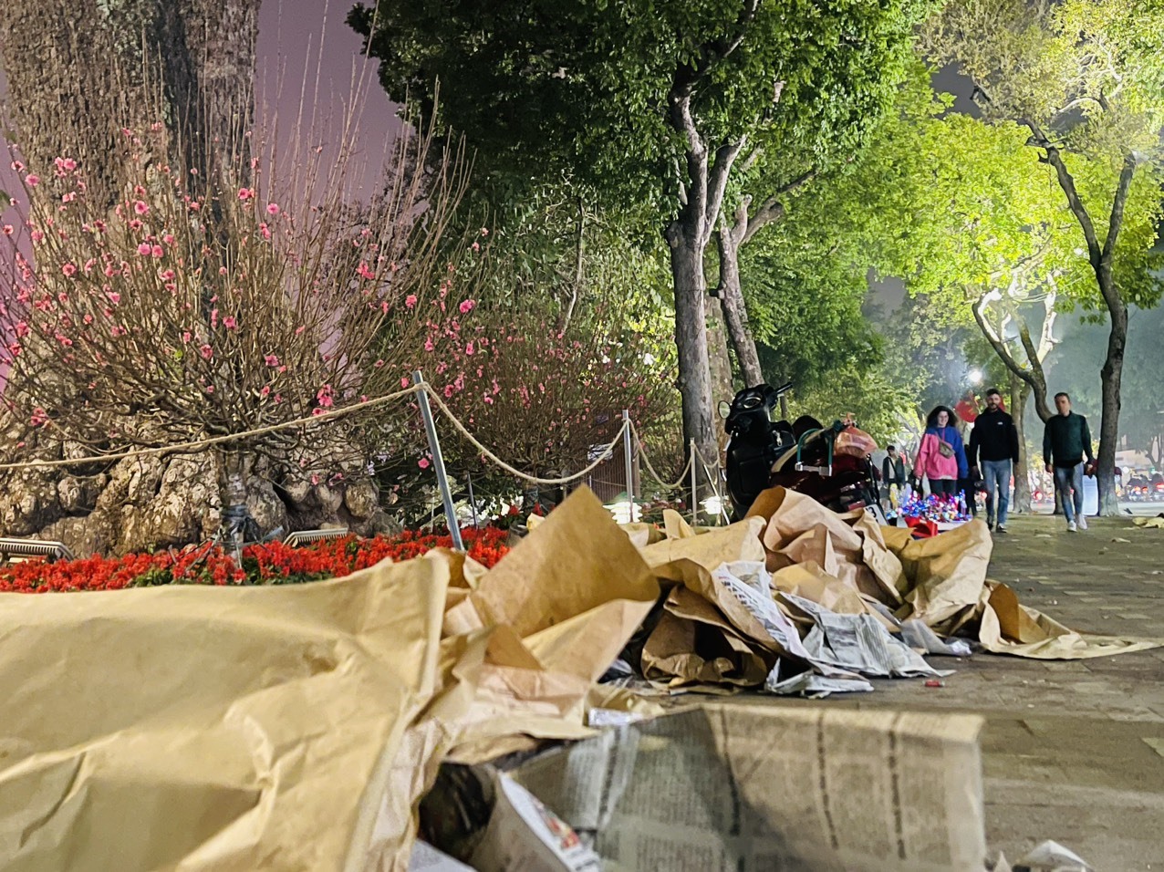 Sau giao thừa, phố đi bộ hồ Gươm tràn ngập rác