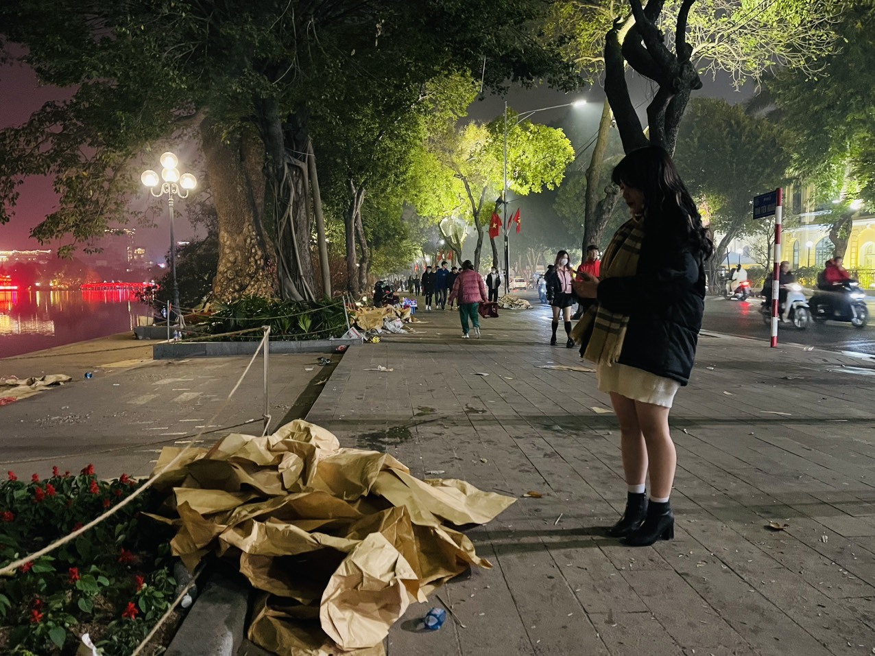 Sau giao thừa, phố đi bộ hồ Gươm tràn ngập rác