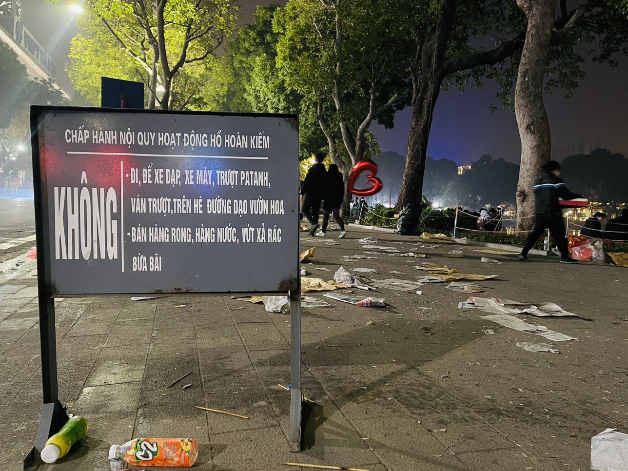Sau giao thừa, phố đi bộ hồ Gươm tràn ngập rác