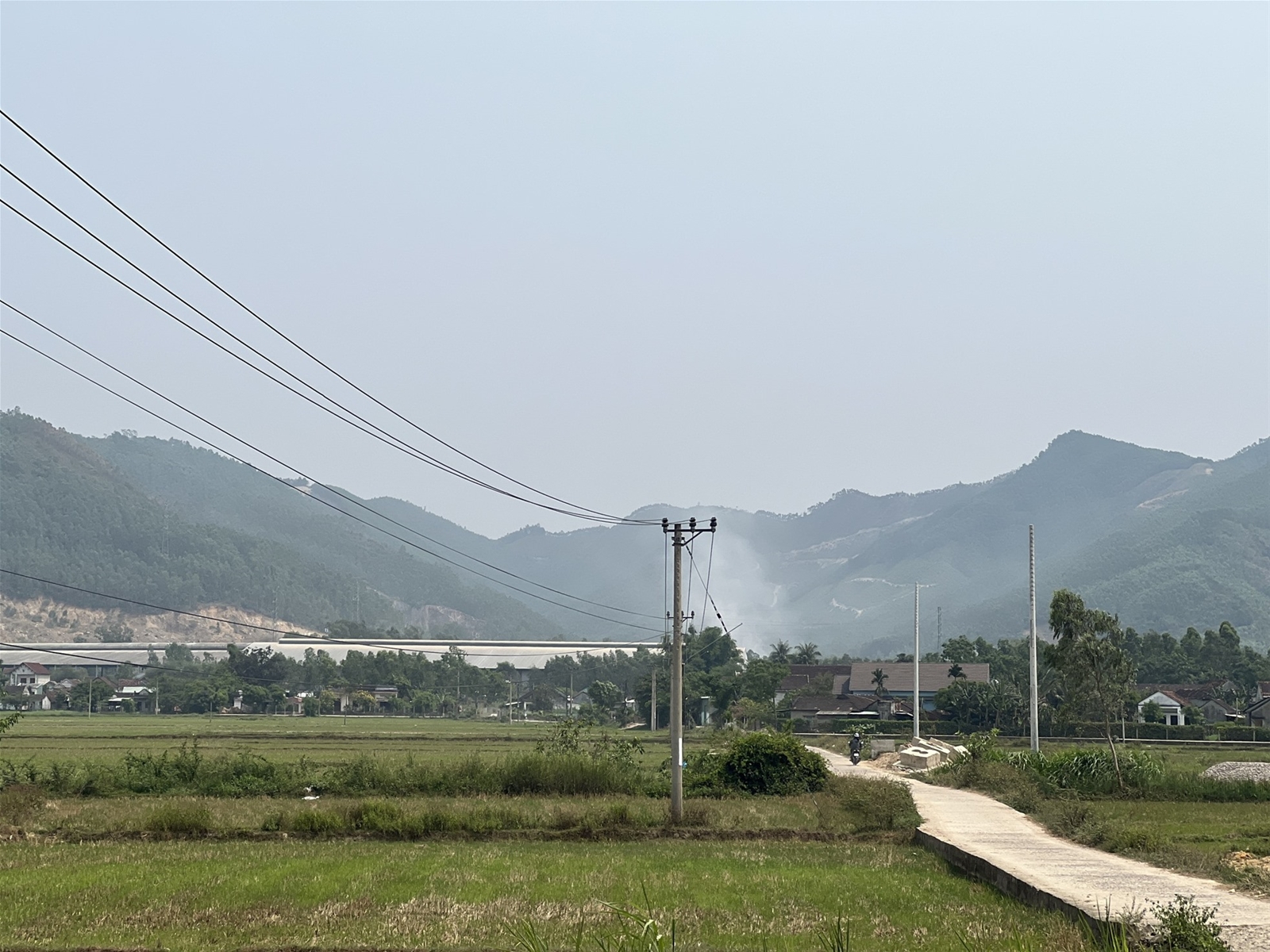 Bình Định: Cháy bãi rác, dân kêu cứu vì cảnh 