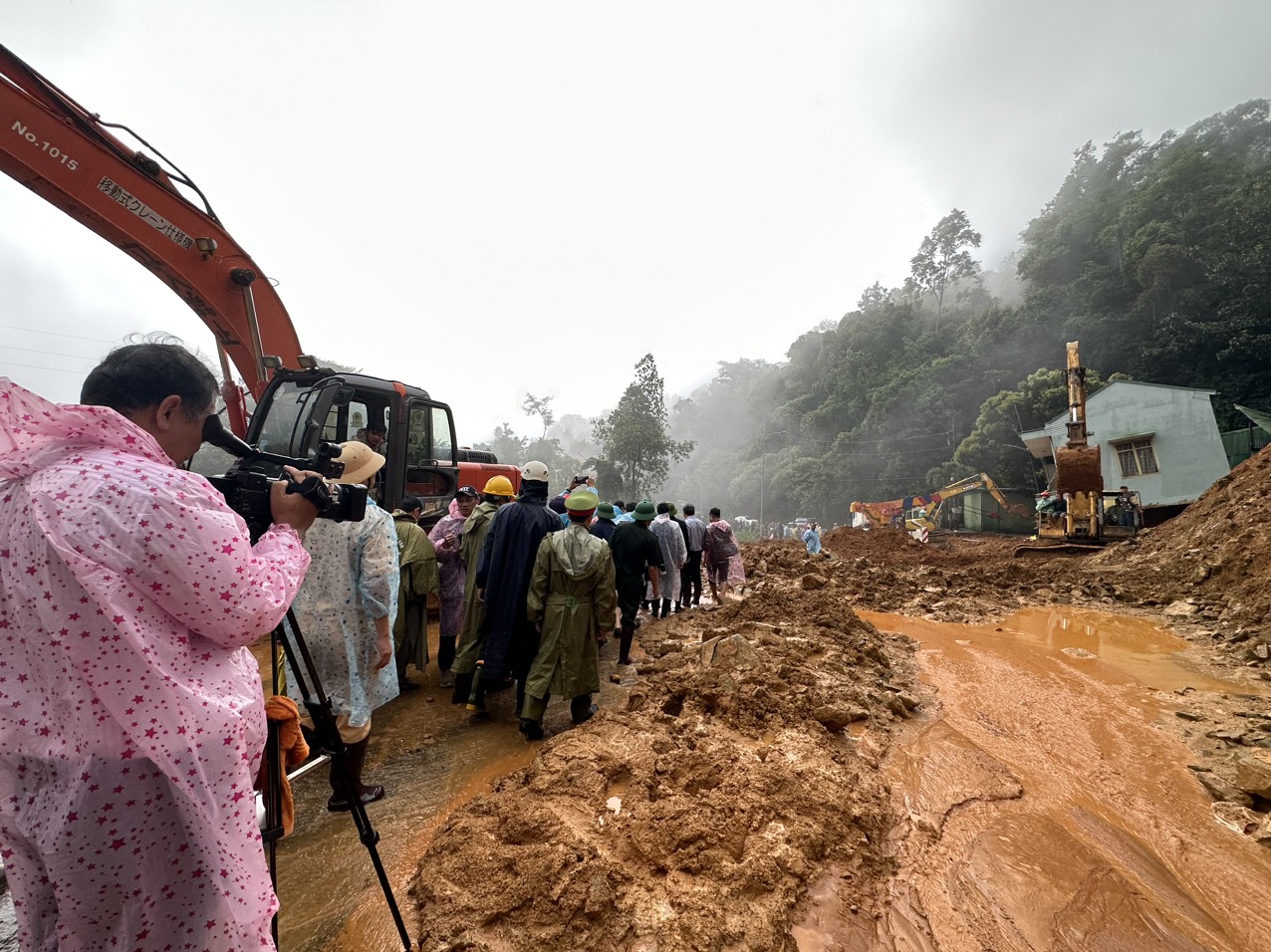 Phó Thủ tướng Trần Lưu Quang kiểm tra tại điểm sạt lở trên đèo Bảo Lộc