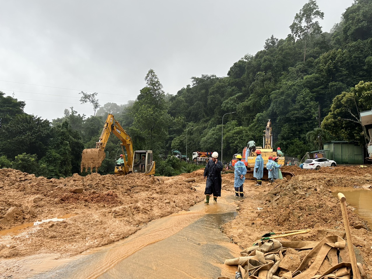 Phó Thủ tướng Trần Lưu Quang kiểm tra tại điểm sạt lở trên đèo Bảo Lộc