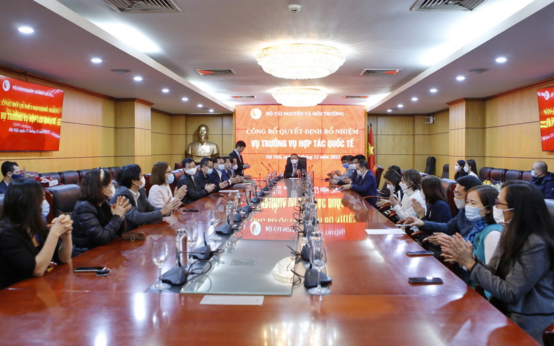 Trao Quyết định bổ nhiệm Vụ trưởng Vụ Hợp tác quốc tế Bộ Tài nguyên và Môi trường