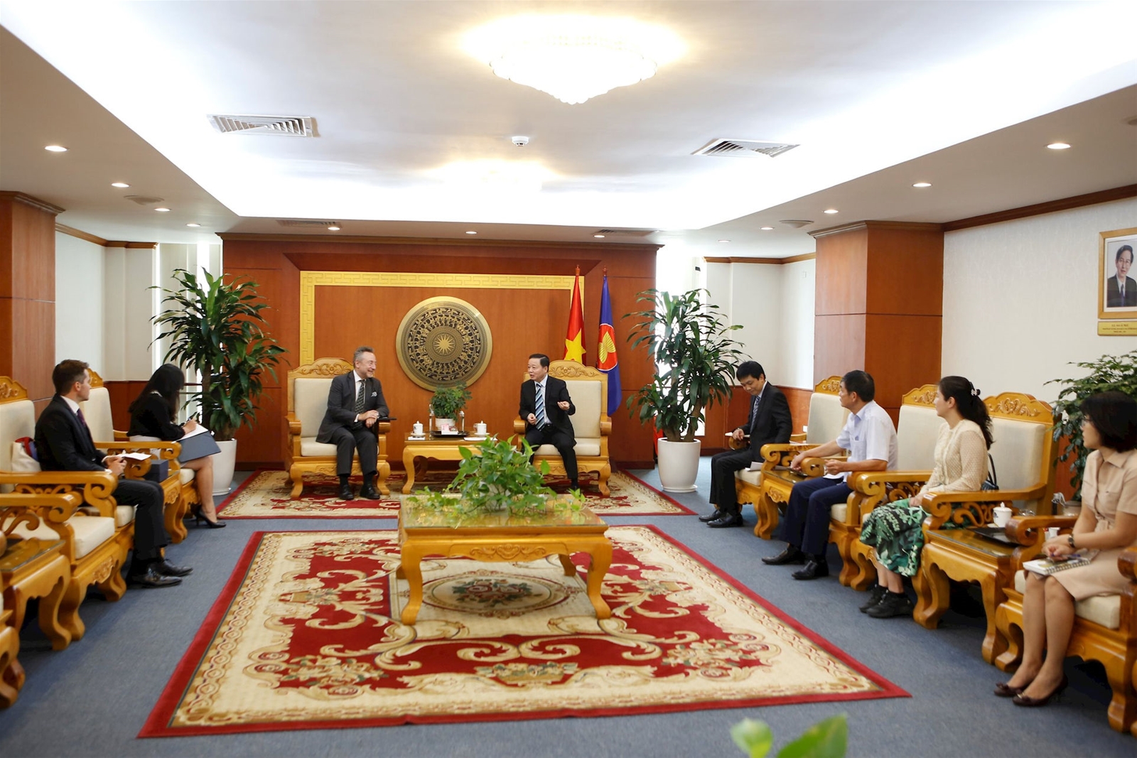 Trao Kỷ niệm chương “Vì sự nghiệp Tài nguyên và Môi trường” cho Đại sứ Cộng hòa Séc tại Việt Nam